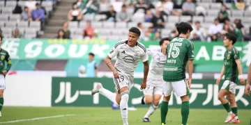 Tevis avalia primeira experiência internacional no futebol japonês