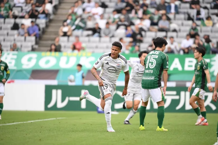 Tevis avalia primeira experiência internacional no futebol japonês