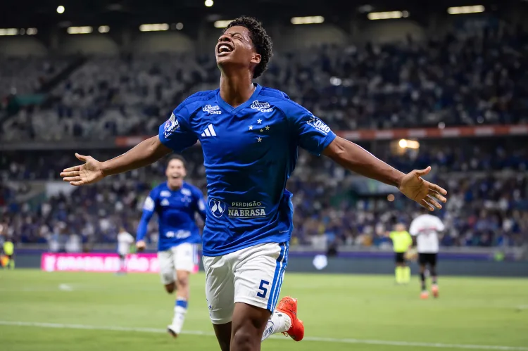 Cruzeiro vence o São Paulo no Mineirão e entra no G4 do Brasileirão